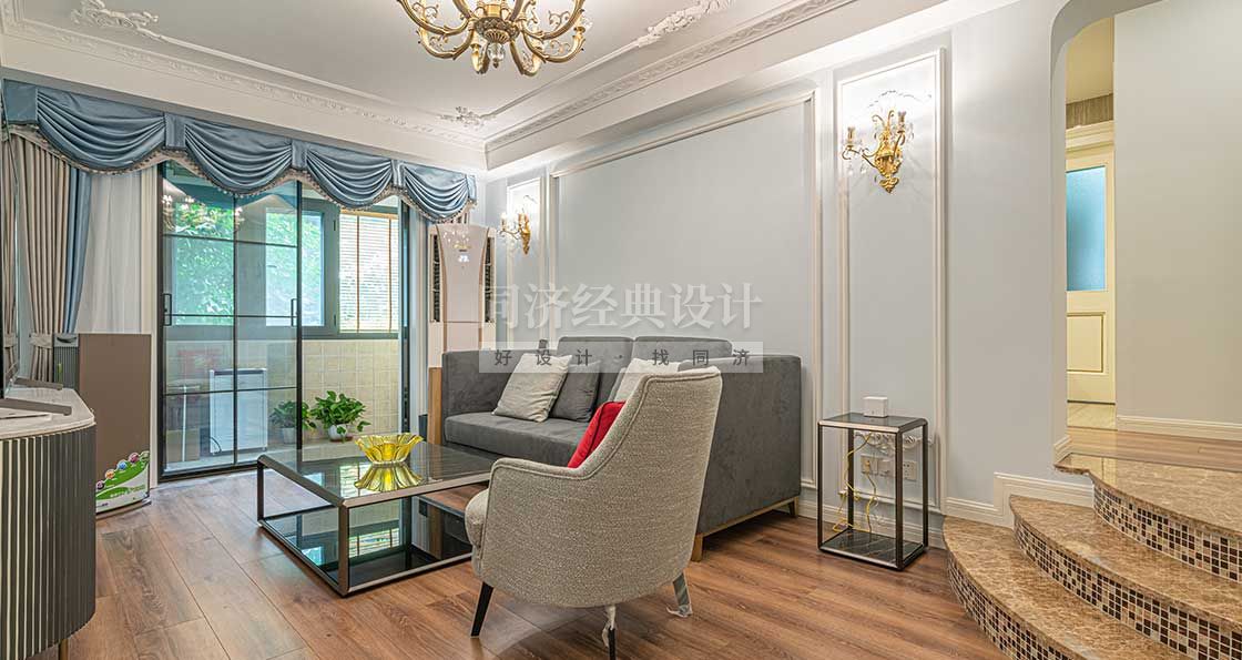 客廳：原有踏步比較大，而且直角不安全，改造成圓弧踏步，踏步用大理石，側面用馬賽克